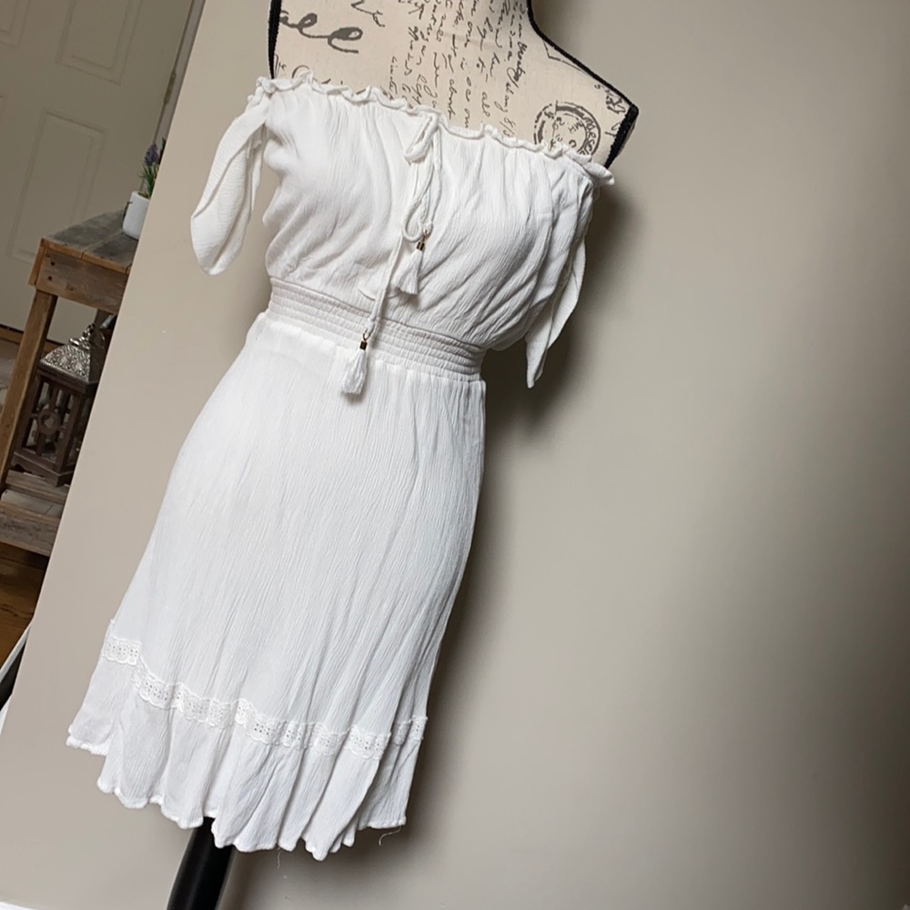 Lulu’s dress White of shoulder summer